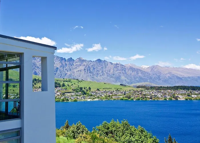 Spectacular Panoramic 5Bedroom Lakeview
