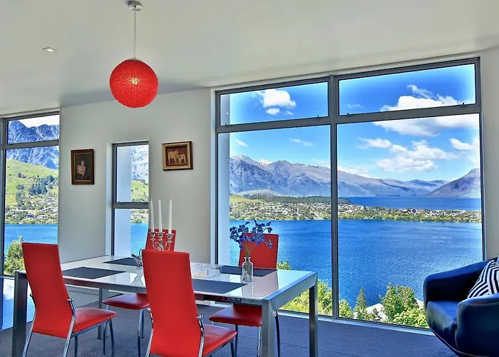 Spectacular Panoramic 5Bedroom Lakeview