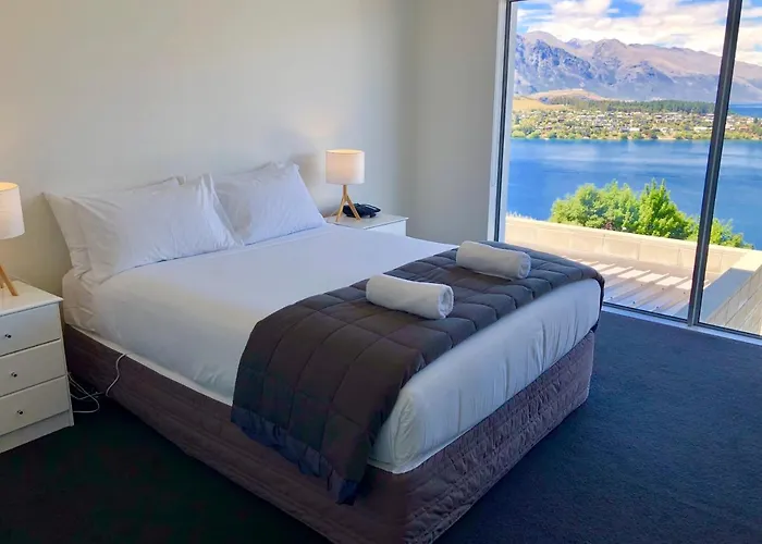 Spectacular Panoramic 5Bedroom Lakeview