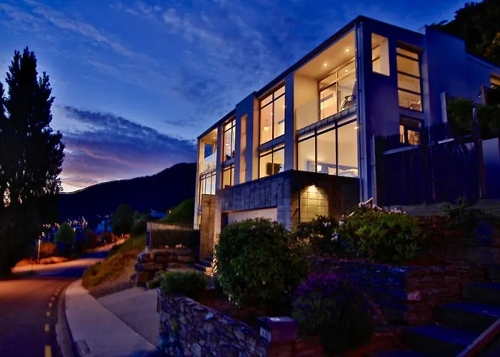 Spectacular Panoramic 5Bedroom Lakeview